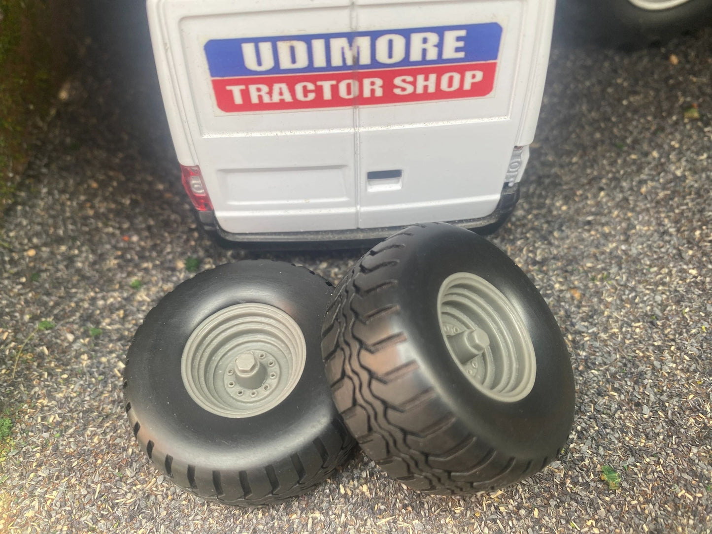 04297 Set of 2 wheels Artisan32 farm machinery 1:32 scale Image 6