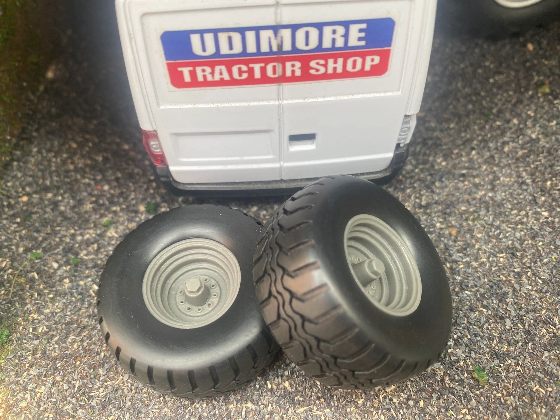 04297 Set of 2 wheels Artisan32 farm machinery 1:32 scale Image 6