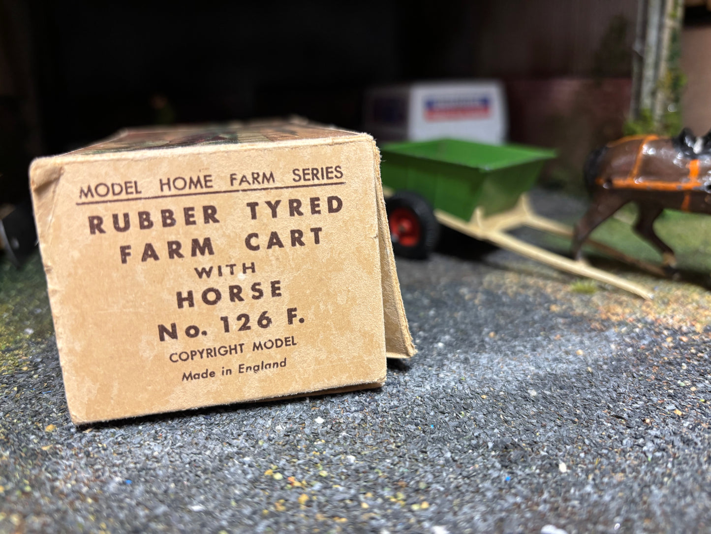 126F Vintage Britains Rubber Tyred Farm Cart with horse 1:32 scale obsolete