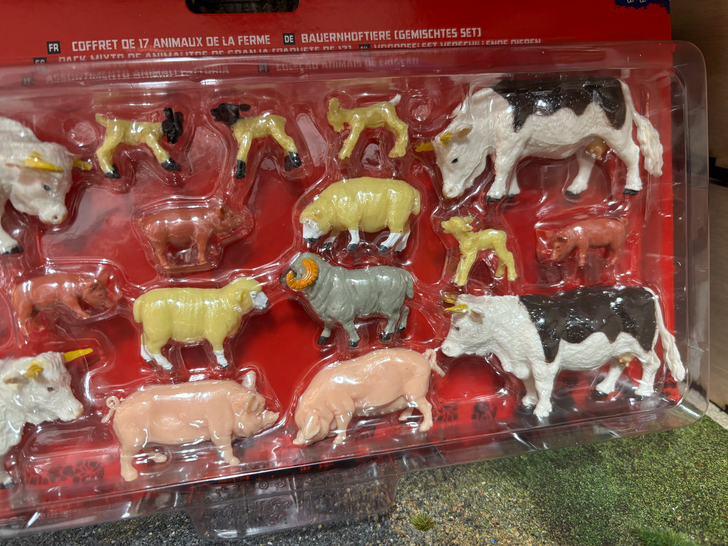 43096 Britains 17 animal set Cows sheep pigs etc 1:32 BOXED