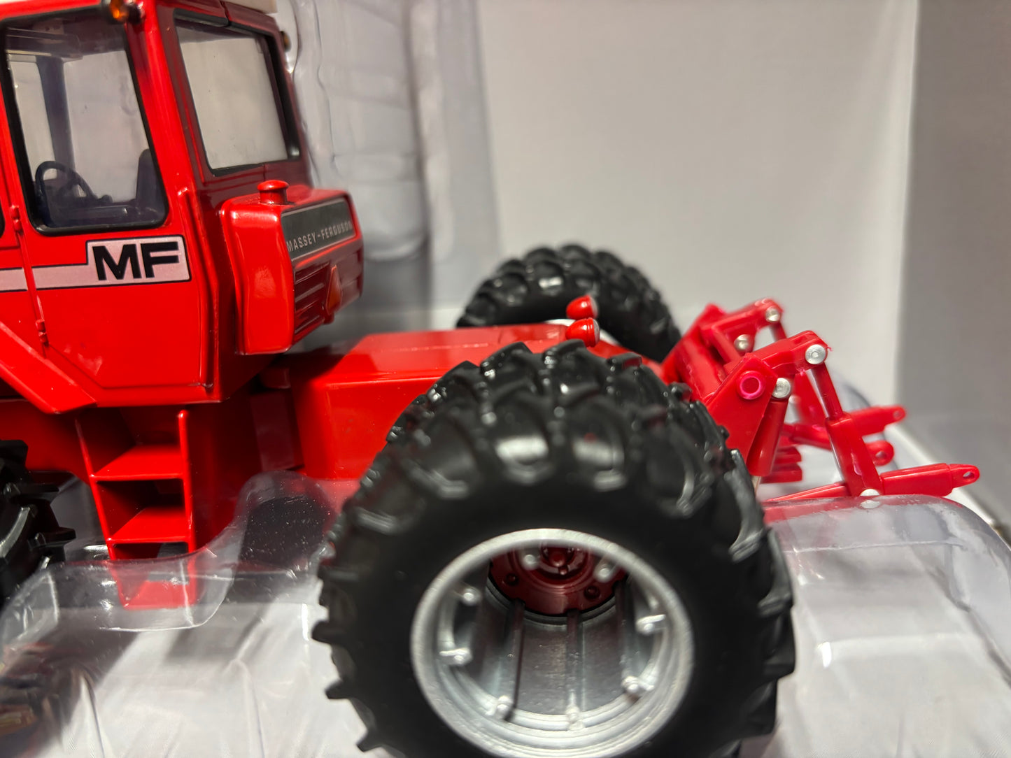 Massey Ferguson 1505 Prestige Tractor duals 1:32 scale ERTL 50 years edition 47559