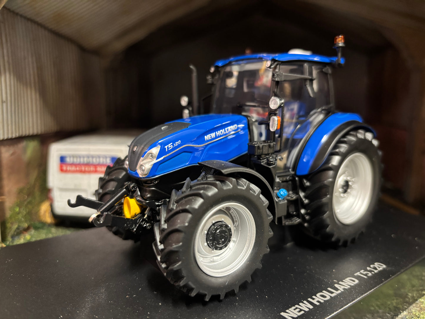 Universal Hobbies New Holland T5.120 dual command Tractor Silver wheels BOXED 1:32 scale UH7202