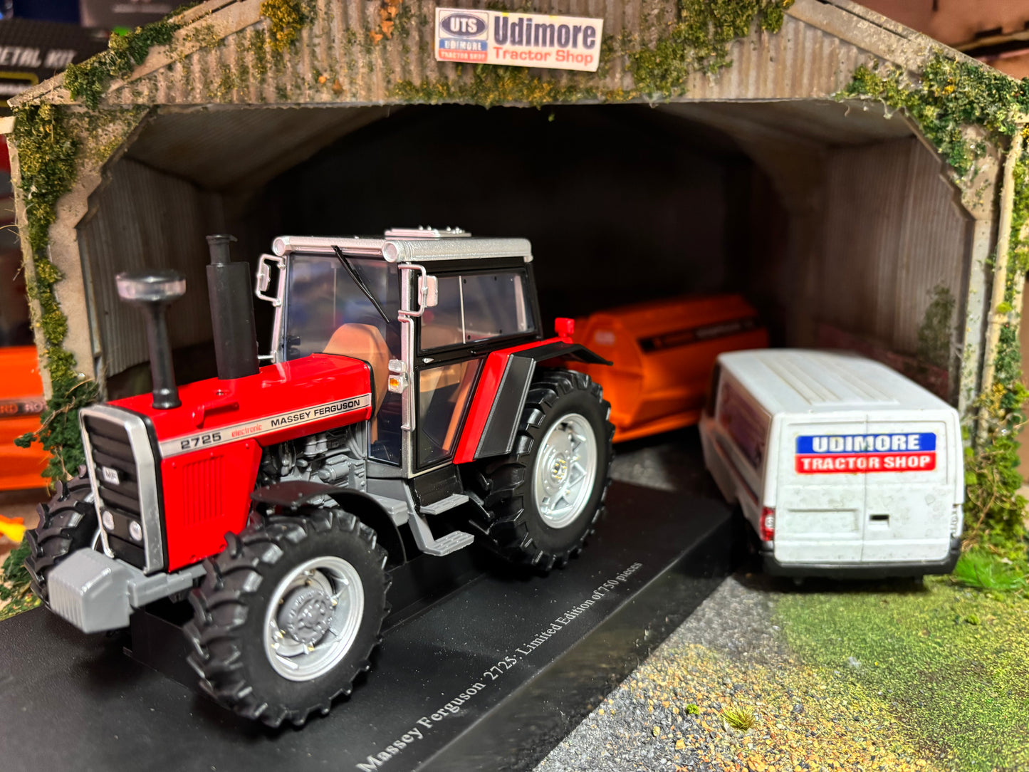 Limited Edition 6371 Universal Hobbies Massey Ferguson 2725 tractor BOXED 1:32 scale