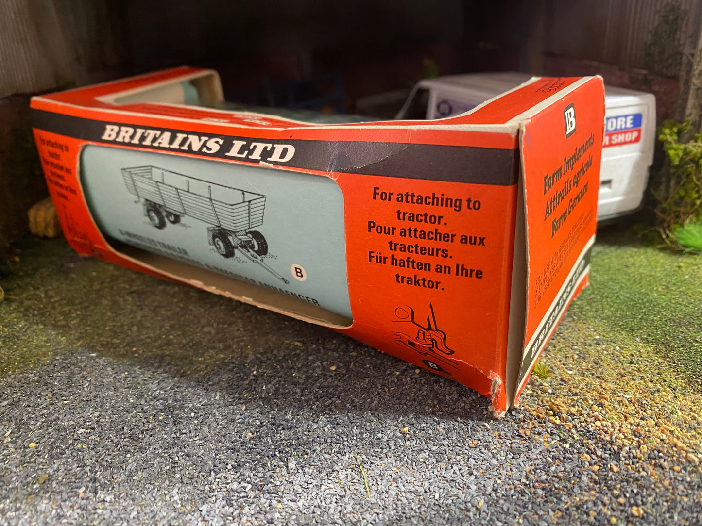 9558 Vintage Britains 8 wheeled trailer 1:32 scale boxed