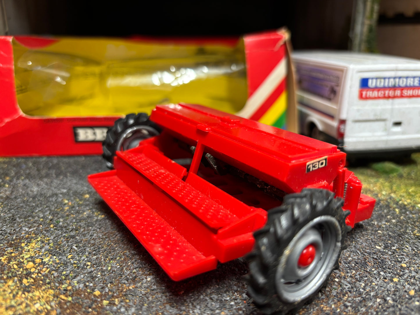 9577 Britains Massey Ferguson 130 Seed Deill 1:32 BOXED obsolete