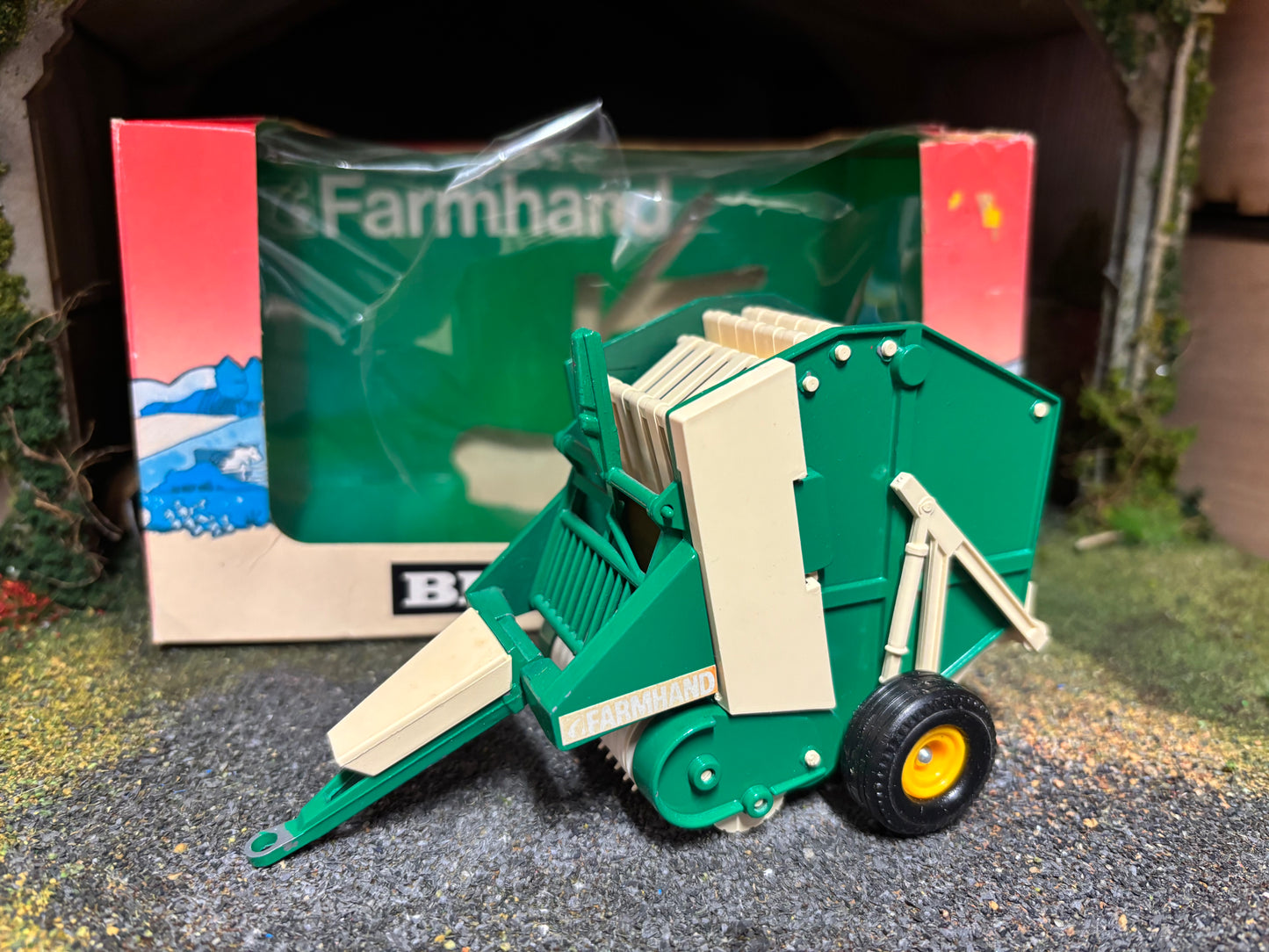 Vintage Britains Farm Hand Round Baler 1:32 scale Obsolete 9532