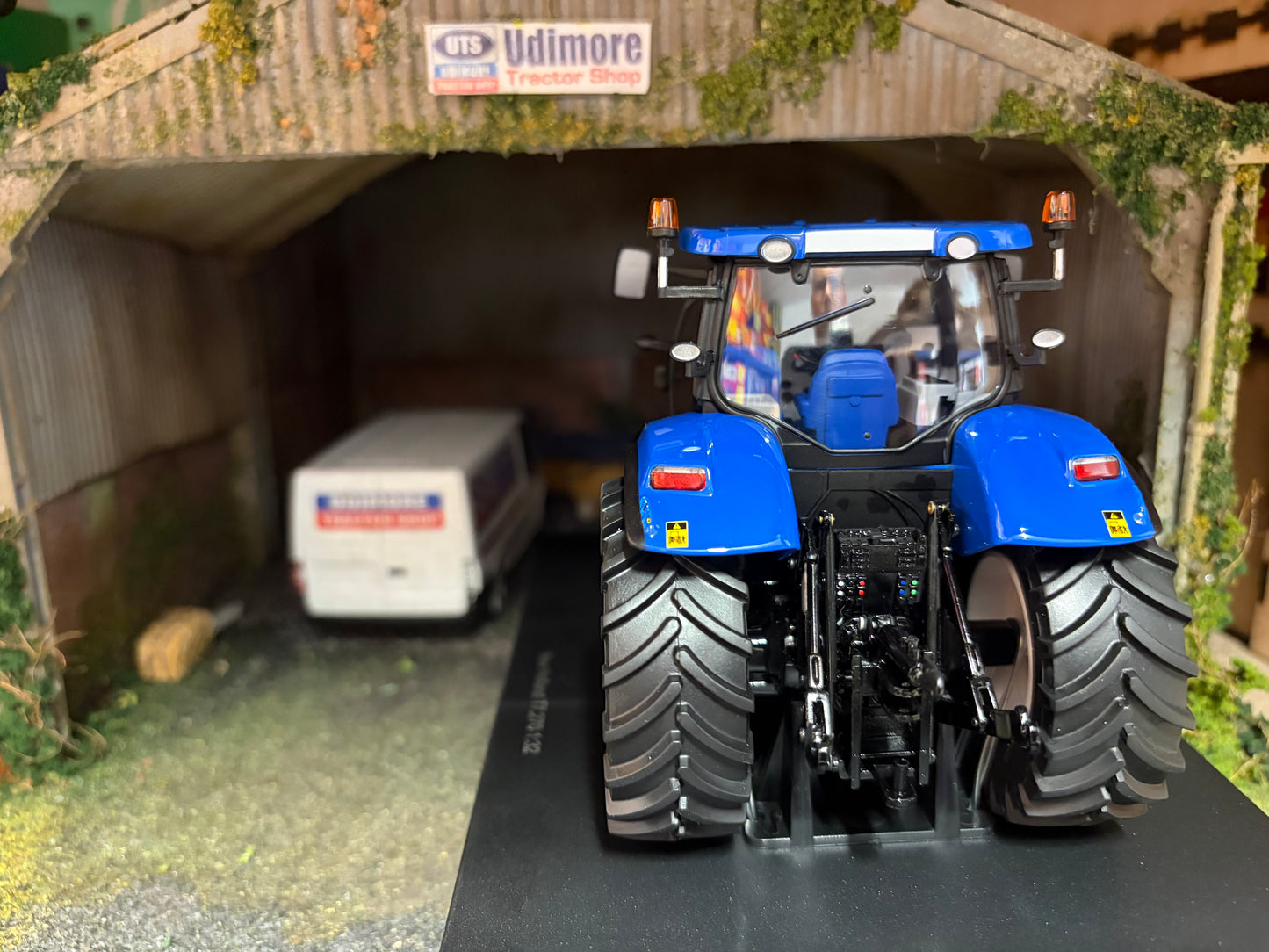 New Holland T7.270 Tractor 1:32 scale Boxed ROS