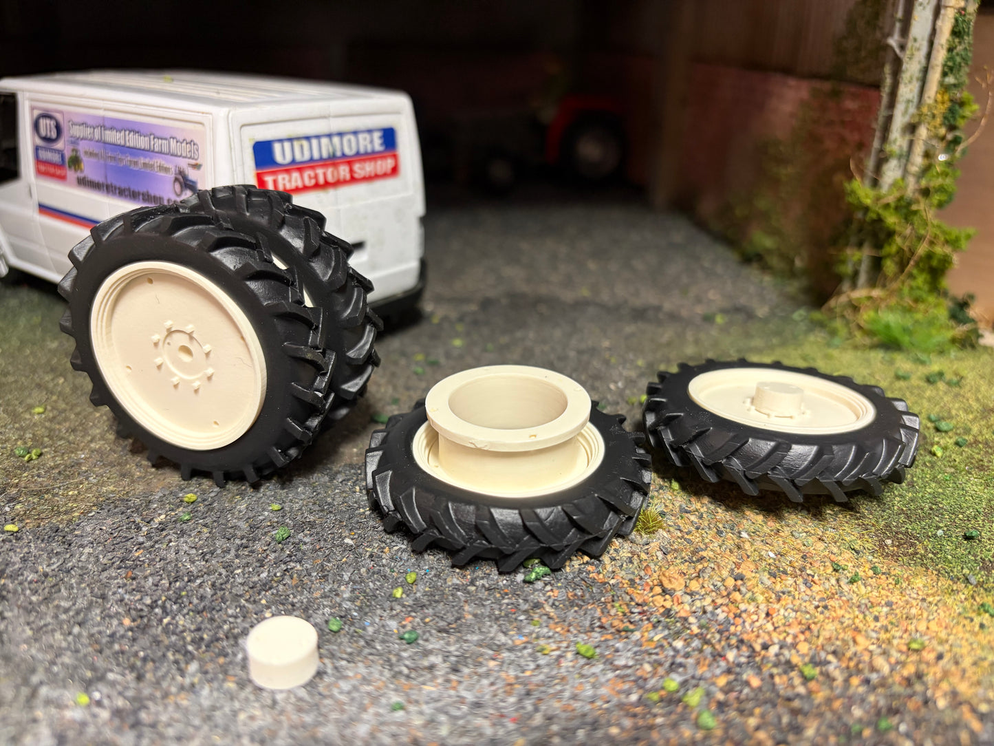 04267 MS_B pair of Tractor narrow front wheel dual kits 48mm White  Artisan32 farm machinery 1:32 scale