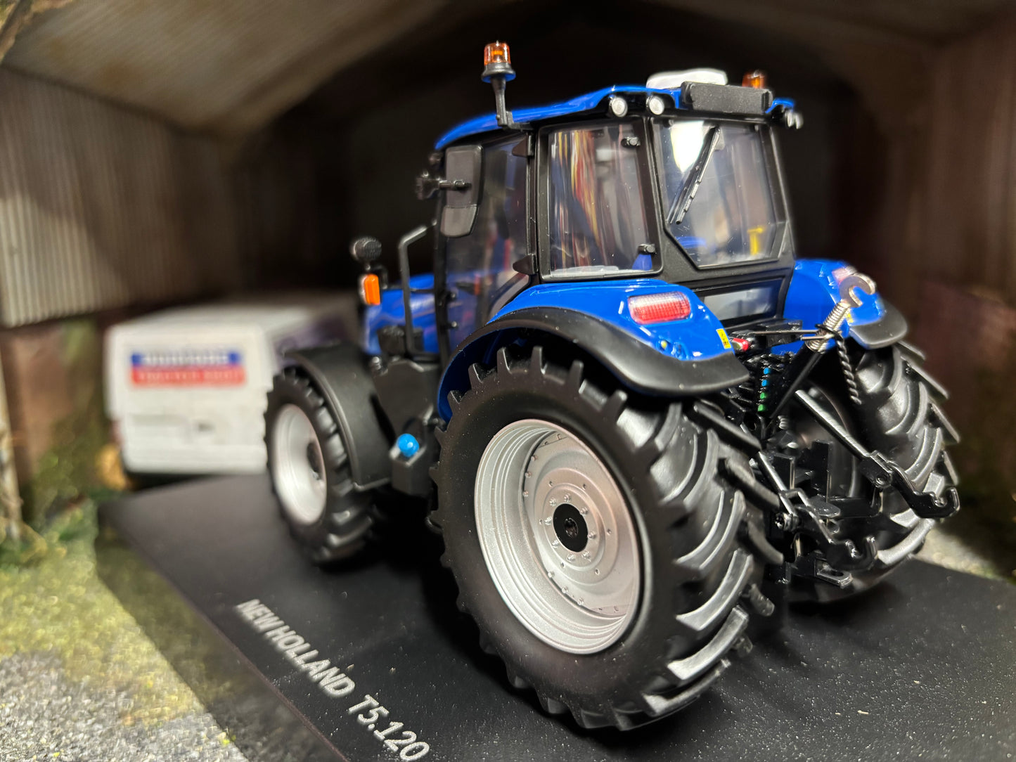 Universal Hobbies New Holland T5.120 dual command Tractor Silver wheels BOXED 1:32 scale UH7202