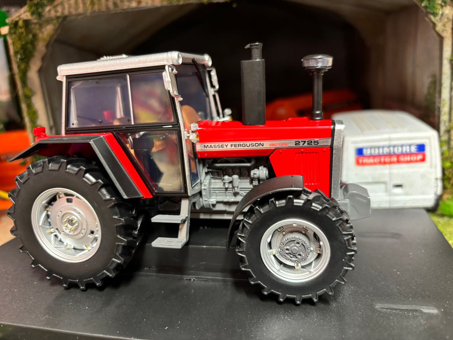 Limited Edition 6371 Universal Hobbies Massey Ferguson 2725 tractor BOXED 1:32 scale
