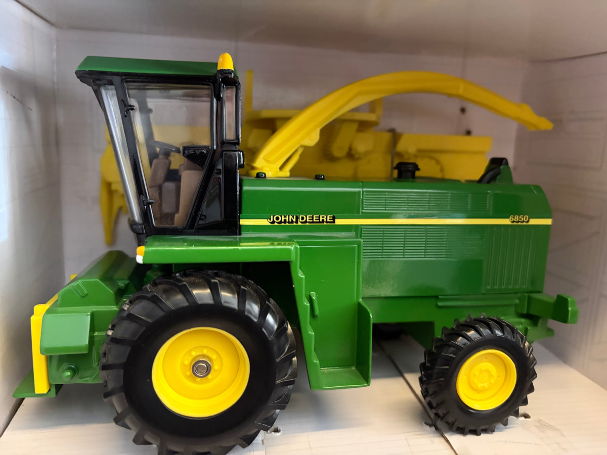 RARE ERTL John Deere 6850 Forage Harvester – 1:32 Scale Boxed Complete – No. 5129