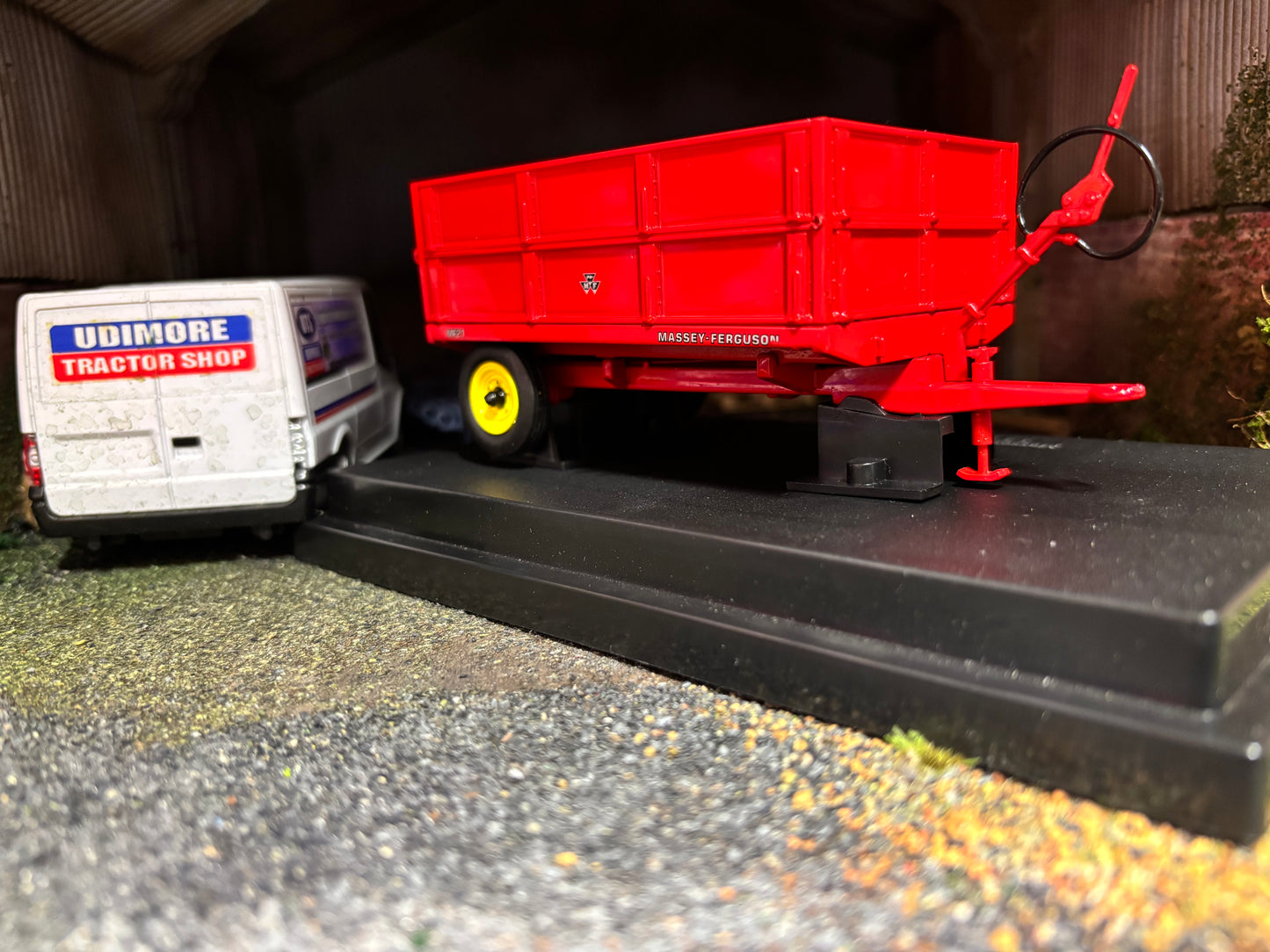 6242 Universal Hobbies Massey Ferguson Grain trailer MF21 Trailer 1:32 scale DEALER box