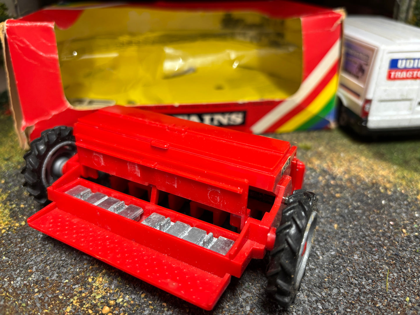 9577 Britains Massey Ferguson 130 Seed Deill 1:32 BOXED obsolete