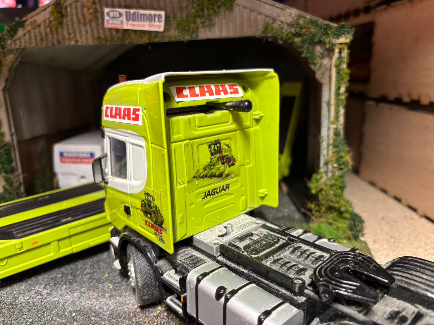 Scania R620 Truck Low Loader Conversion in CLAAS colours 1/32 farming models 1:32 scale SIKU