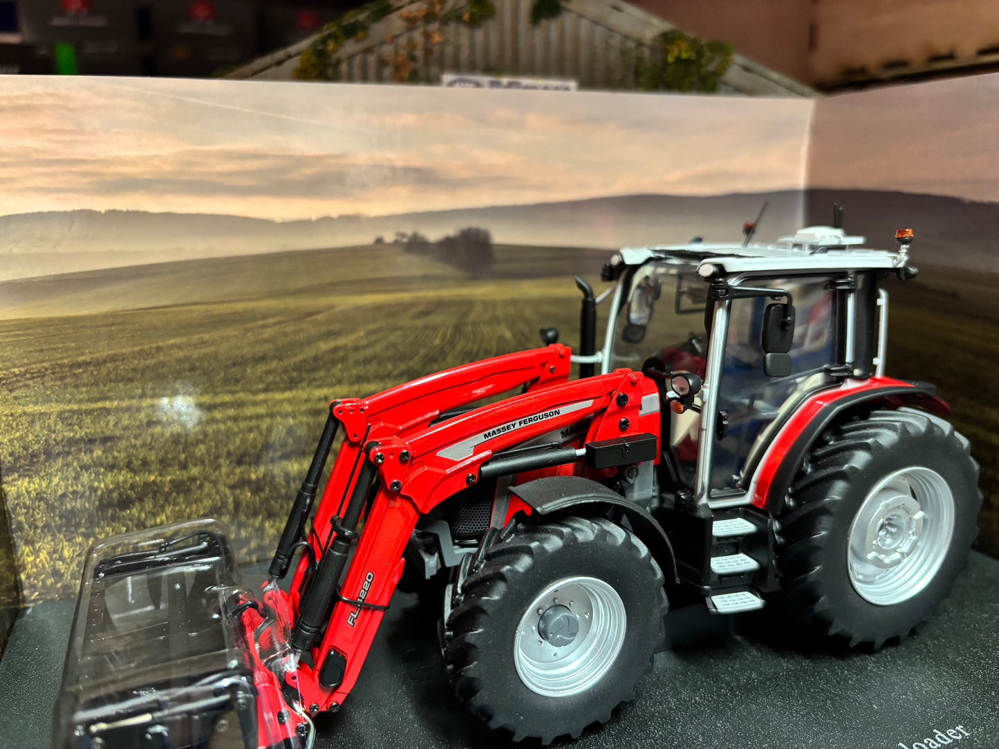 6784 Universal Hobbies Massey Ferguson 5M.145 Front Loader tractor BOXED 1:32 scale New