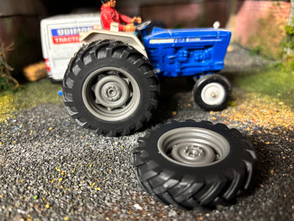04238 Set of 2 Rear wheels 4wd Artisan32 farm machinery 1:32 scale Britains Ford 5000 6600