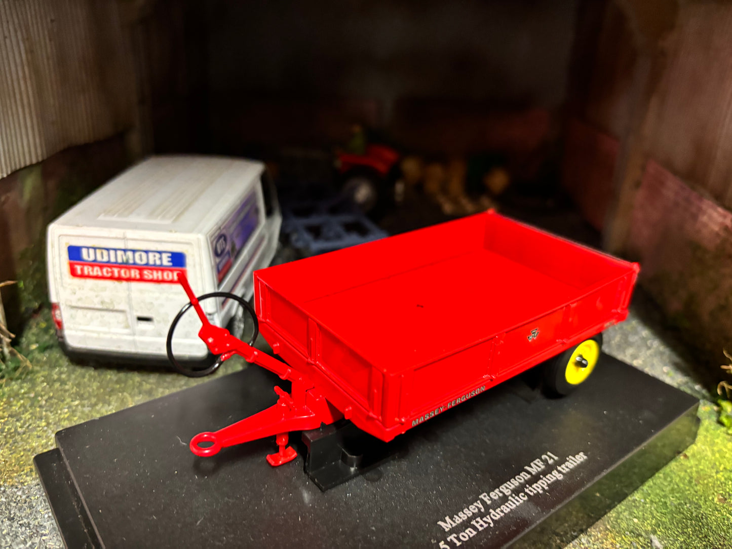 6241 Universal Hobbies Massey Ferguson MF21 Trailer 1:32 scale DEALER box