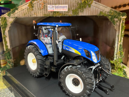 New Holland T7070 Tractor 1:32 scale Boxed ROS