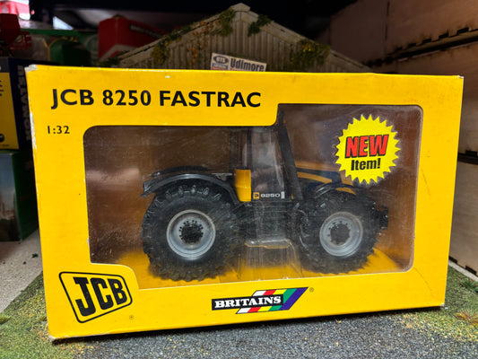 VINTAGE Britains Fastrac 8250 Tractor 1:32 scale  BOXED 42142 Obsolete