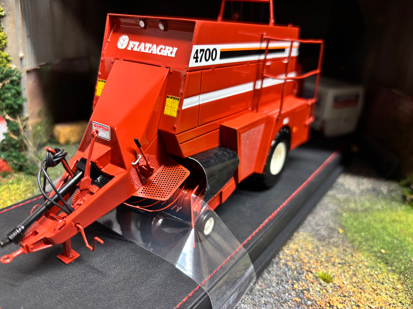 Fiatagri 4700 Heeston Baler Limited Edition 1:32 scale VKA Models