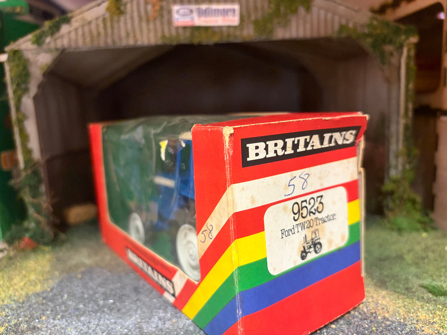 Vintage Britains Ford TW20 Tractor 9523 Rainbow Box 1:32 Scale Obsolete