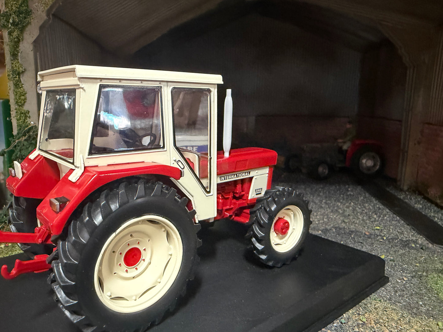REP071 Replicagri International 844 4 x 4 4wd tractor 1:32 scale Boxed