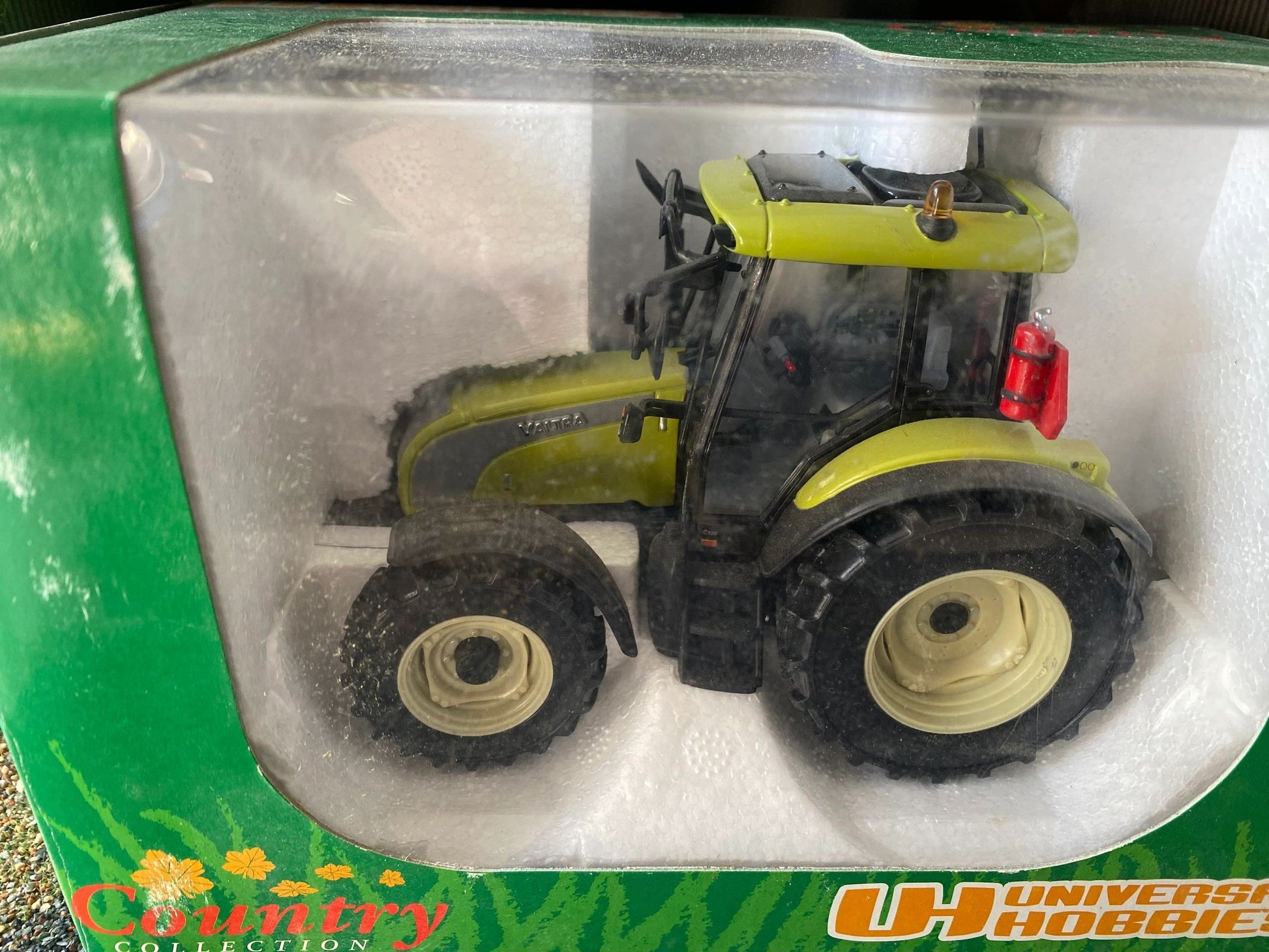 2630 Universal Hobbies Valtra C series tractor 1:32 BOXED Image 3