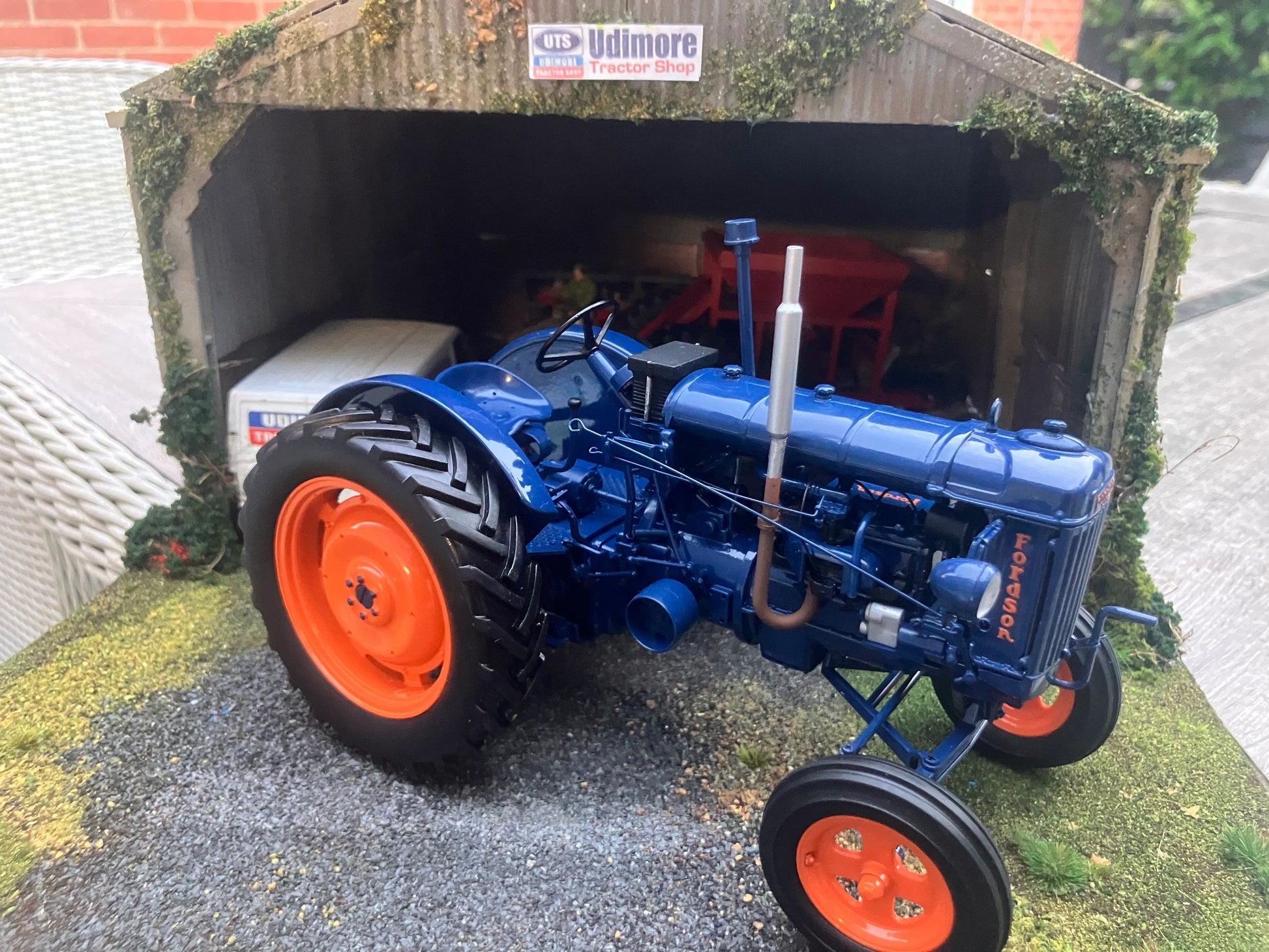2638U Universal Hobbies Fordson E27N Major tractor BOXED 1:16 scale Image