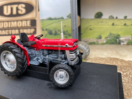 2785 Universal Hobbies 1965 Massey Ferguson 135 tractor BOXED 1:32 New Image
