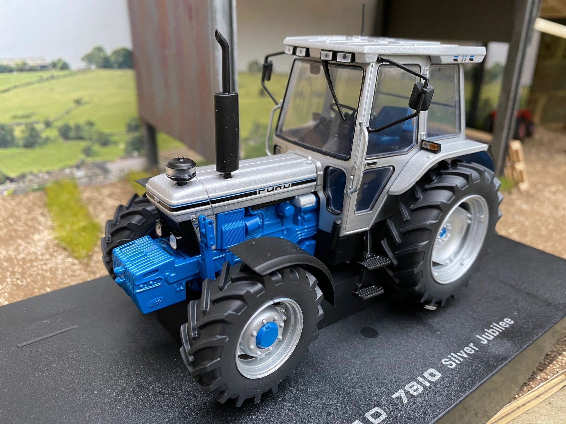 2882 Ford Jubilee 7810 Tractor 1:32 scale Farm Universal Hobbies NEW BOXED Image 5