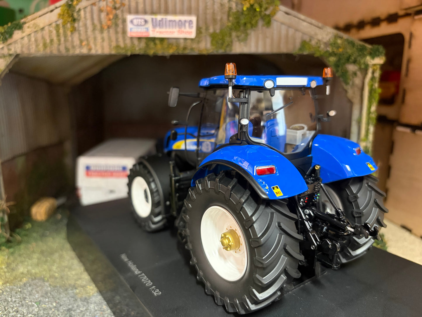New Holland T7070 Tractor 1:32 scale Boxed ROS