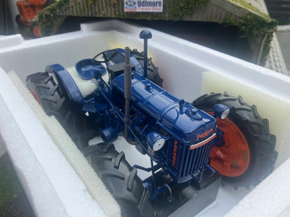 2986 Universal Hobbies Fordson E27N Roadless tractor BOXED 1:16 scale Image