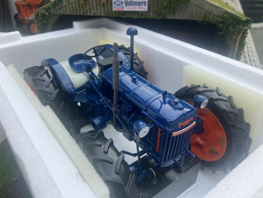 2986 Universal Hobbies Fordson E27N Roadless tractor BOXED 1:16 scale Image