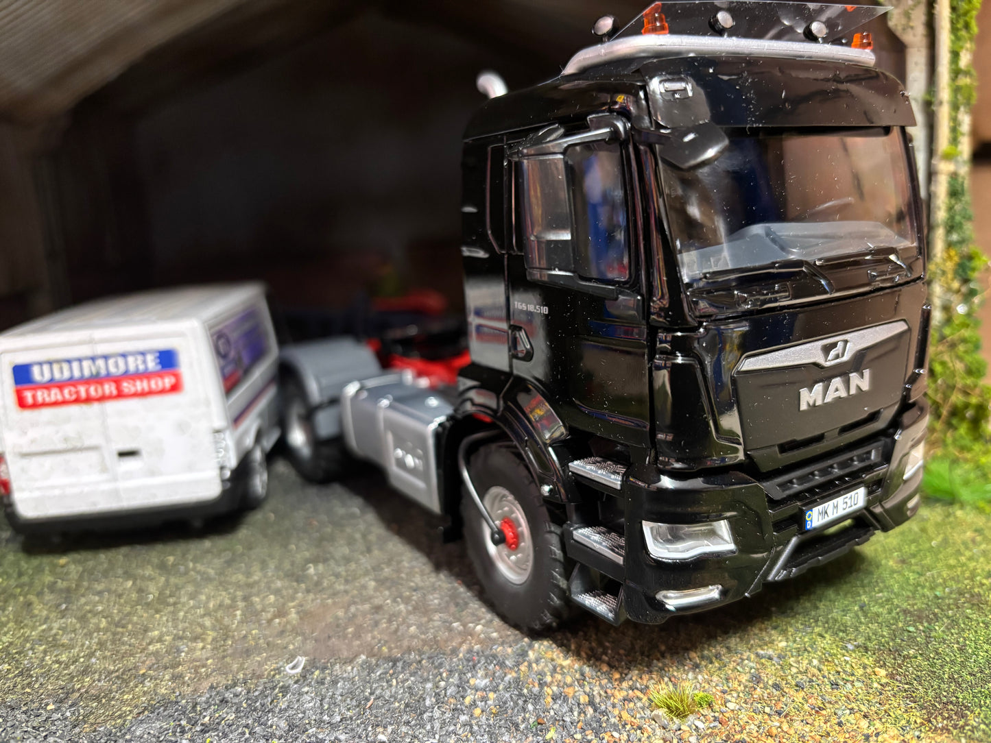Wiking MAN TGS 18.510 4 x 4 2 axle Truck Lorry BLACK 1:32 scale Boxed