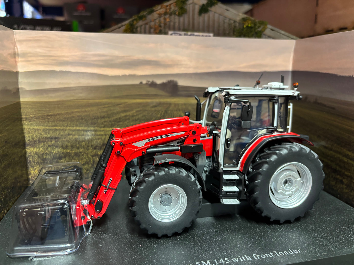 6784 Universal Hobbies Massey Ferguson 5M.145 Front Loader tractor BOXED 1:32 scale New