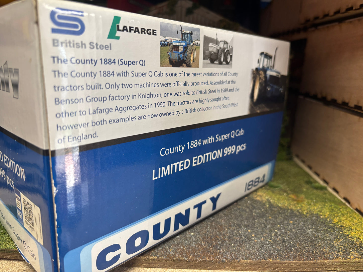 Limited Edition Universal Hobbies County 1884 Super Q Cab tractor BOXED 1.32 scale UH4294