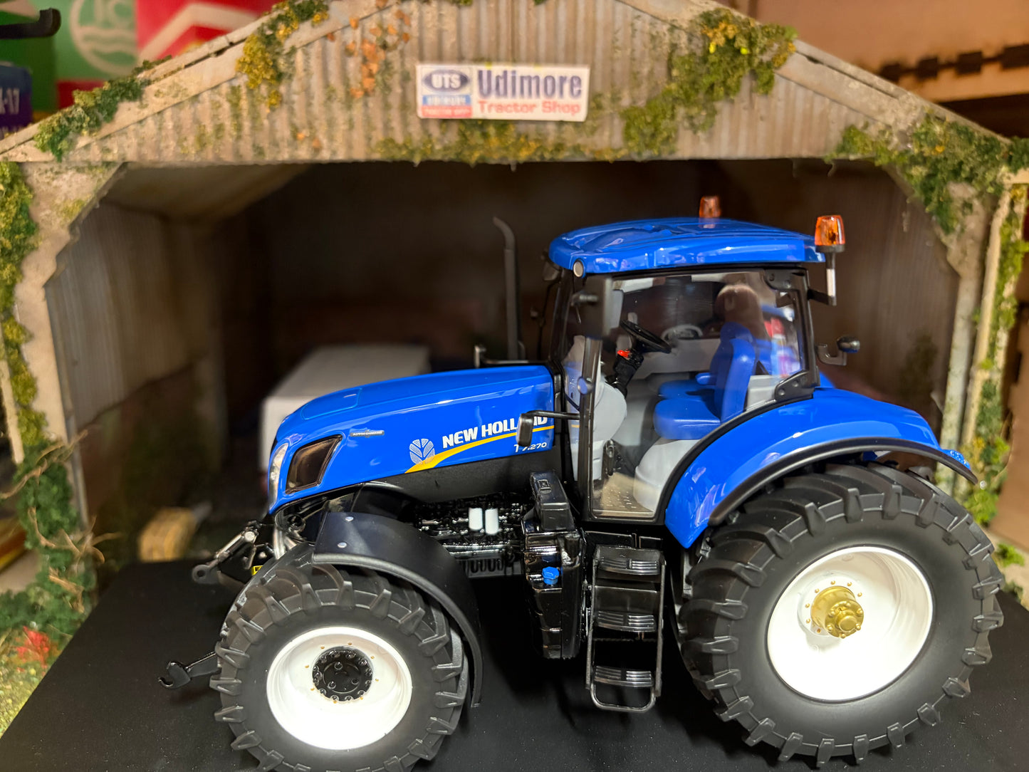 New Holland T7.270 Tractor 1:32 scale Boxed ROS