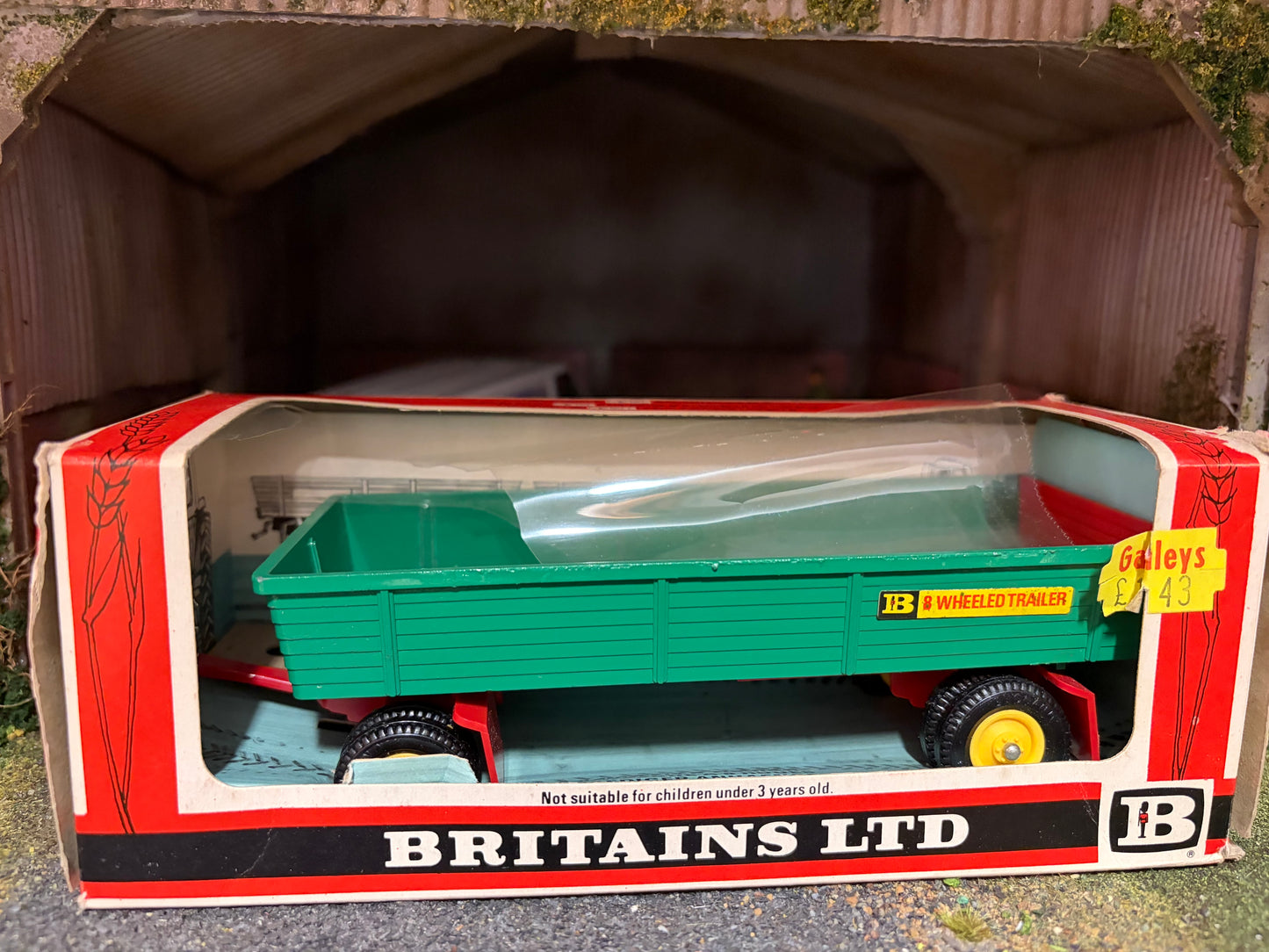 9558 Vintage Britains 8 wheeled trailer 1:32 scale Straw Box obsolete