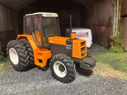 VINTAGE Britains Renault 145-14 rear duals Tractor 1:32 scale obsolete