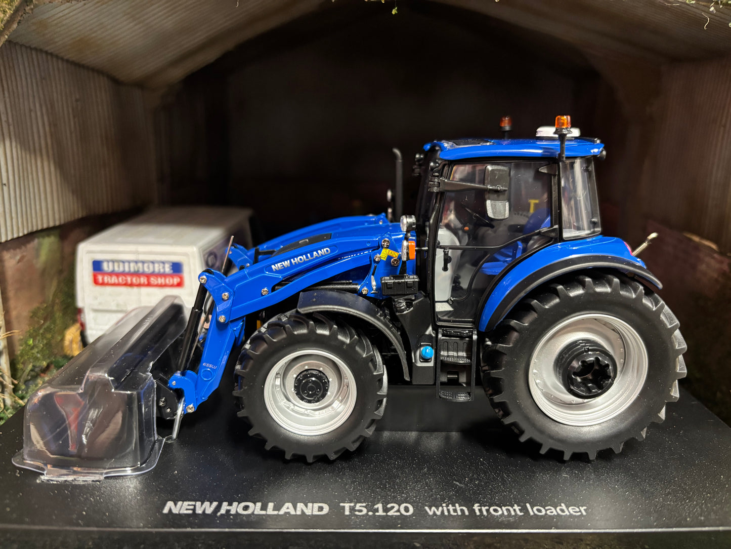 Universal Hobbies New Holland T5.120 dual command Tractor Front Loader Silver wheels BOXED 1:32 scale UH6874