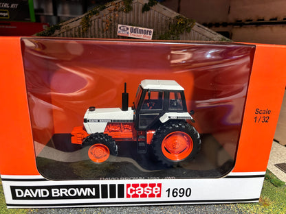 Universal Hobbies David Brown 1690 4wd Tractor BOXED 1:32 scale UH6753