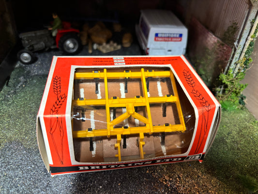9561 Vintage Britains Bomford Superflow Herse Cultivator 1:32 scale STRAW box obsolete