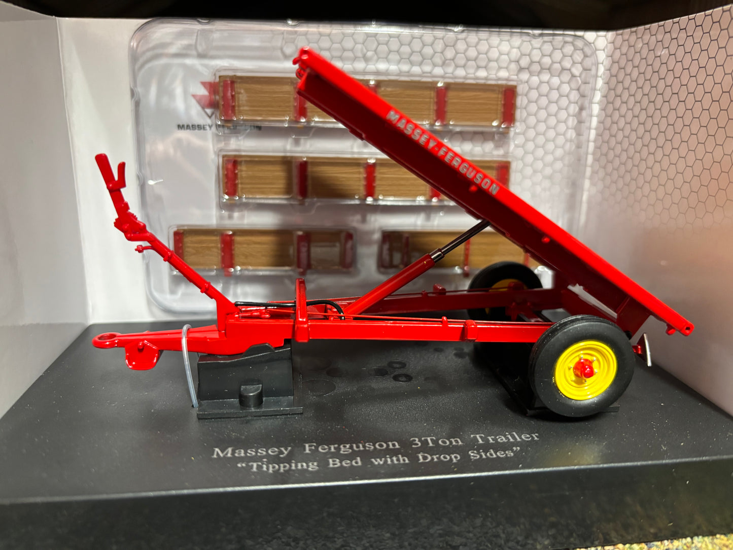 5329 Universal Hobbies Massey Ferguson 3t Trailer 1:32 scale DEALER box