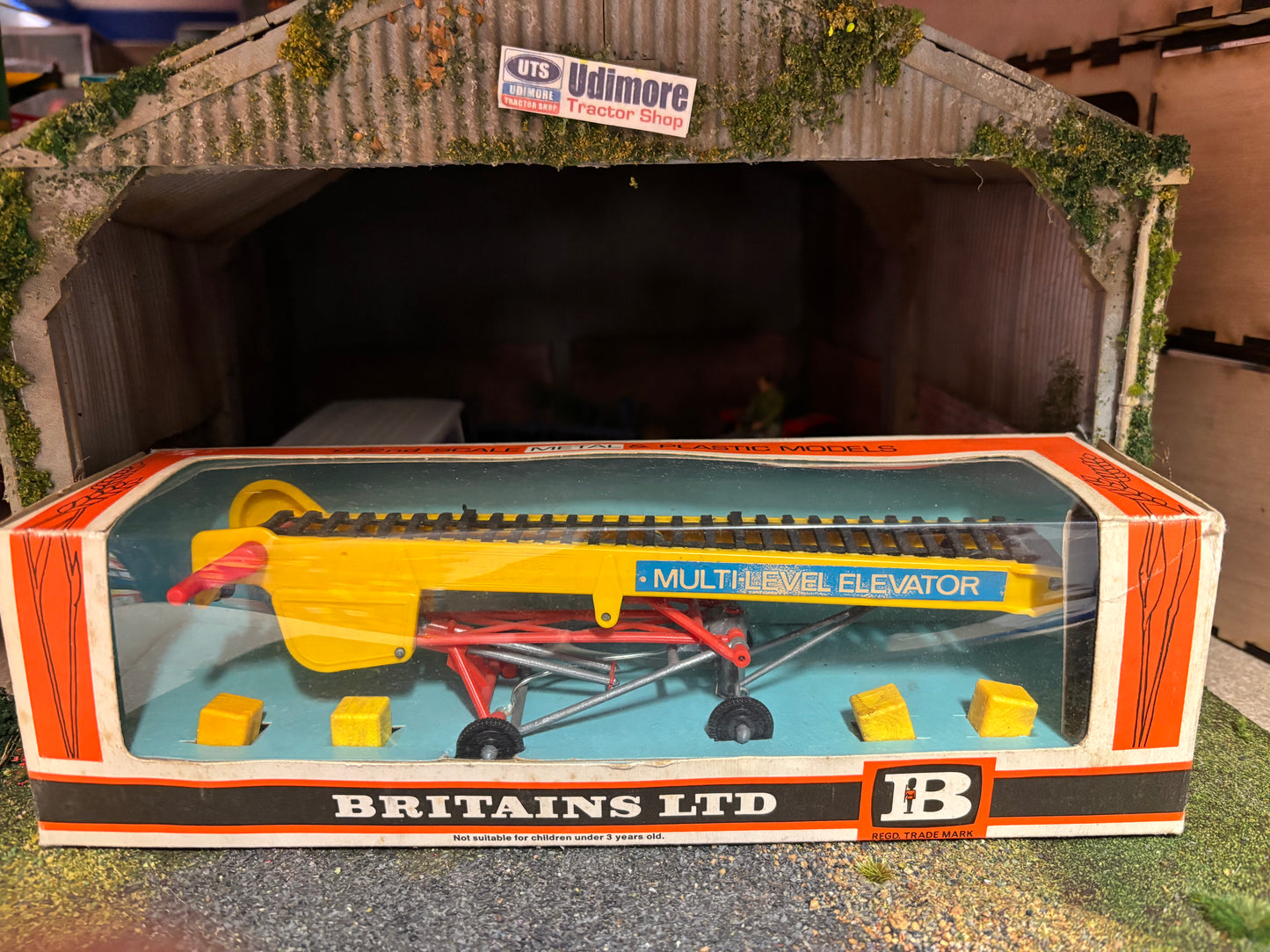 9564 Britains Elevator 1:32 scale obsolete straw box Vintage