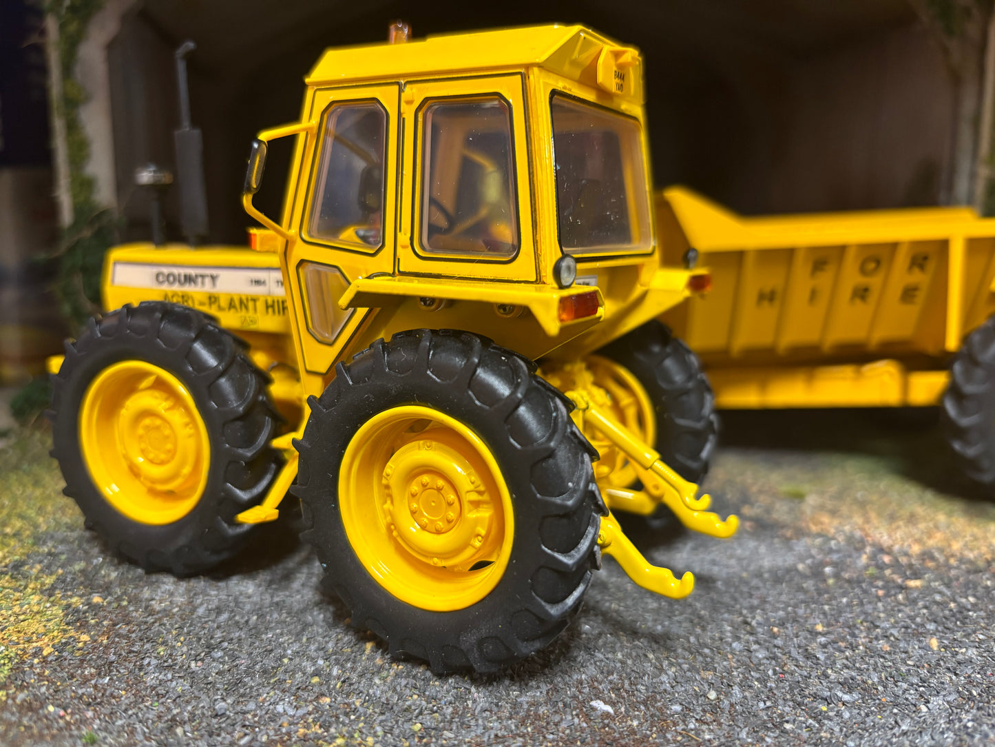 Industrial County 1184 Tractor with Shawnee Poole trailer set Conversion 1:32 scale