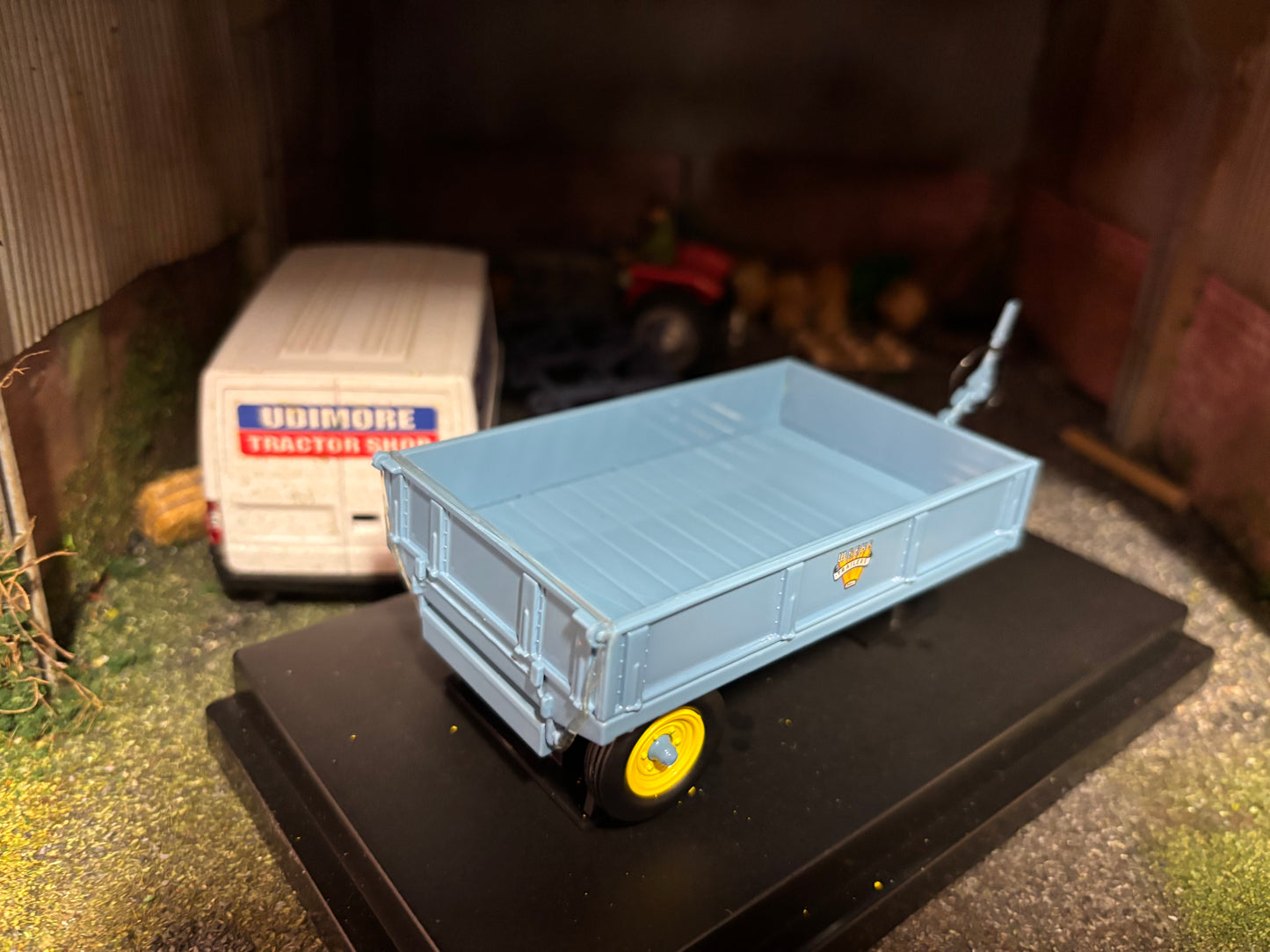 6215 Universal Hobbies Weeks Trailer 1:32 scale DEALER box