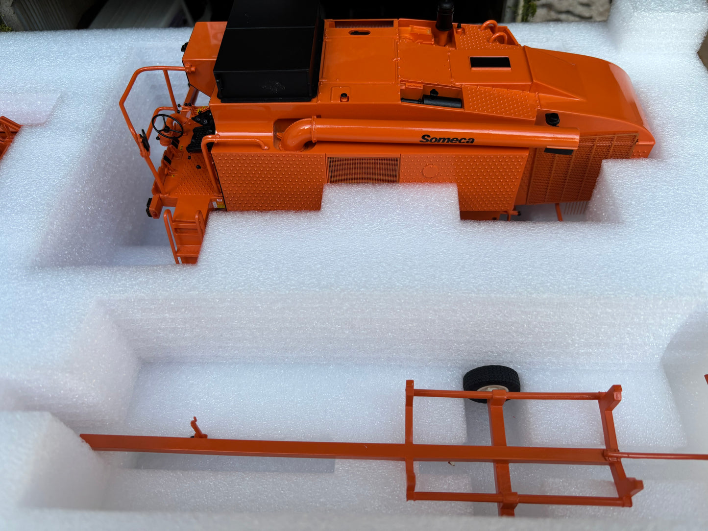 Someca M152 Combine Harvester Limited Edition Stunning in 1:32 scale VKA Models COLLECTION ONLY