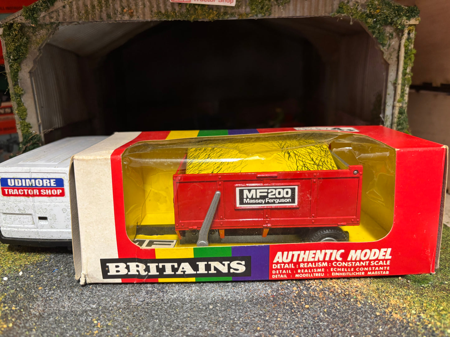 9562 Vintage Britains Massey Ferguson MF200 Tipping trailer 1:32 scale boxed