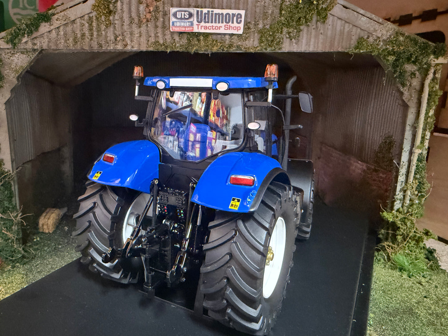 New Holland T7.270 Tractor 1:32 scale Boxed ROS