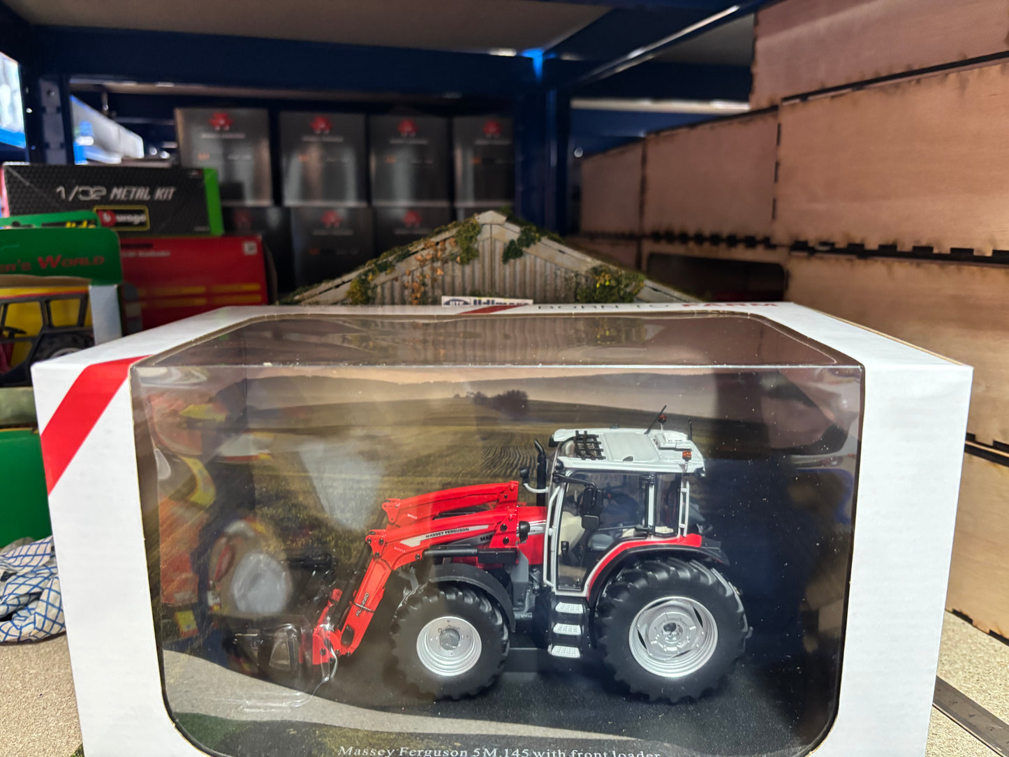 6784 Universal Hobbies Massey Ferguson 5M.145 Front Loader tractor BOXED 1:32 scale New